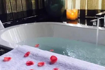 长沙天心区水疗池中的失重冥想：当身体学会漂浮